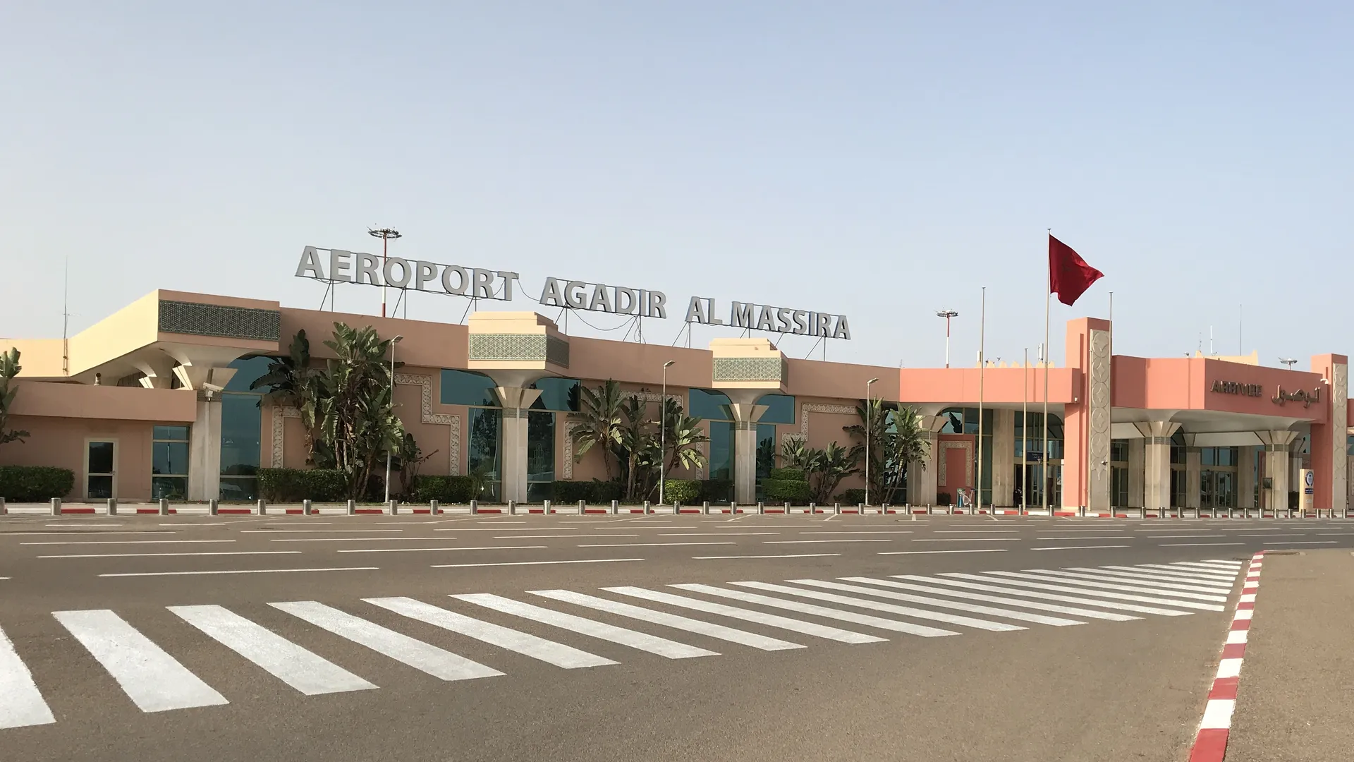 L'entrée principale de l'aéroport Agadir Al-Massira — point de départ obligé pour tout séjour surf à Taghazout, Tamraght ou Imsouane