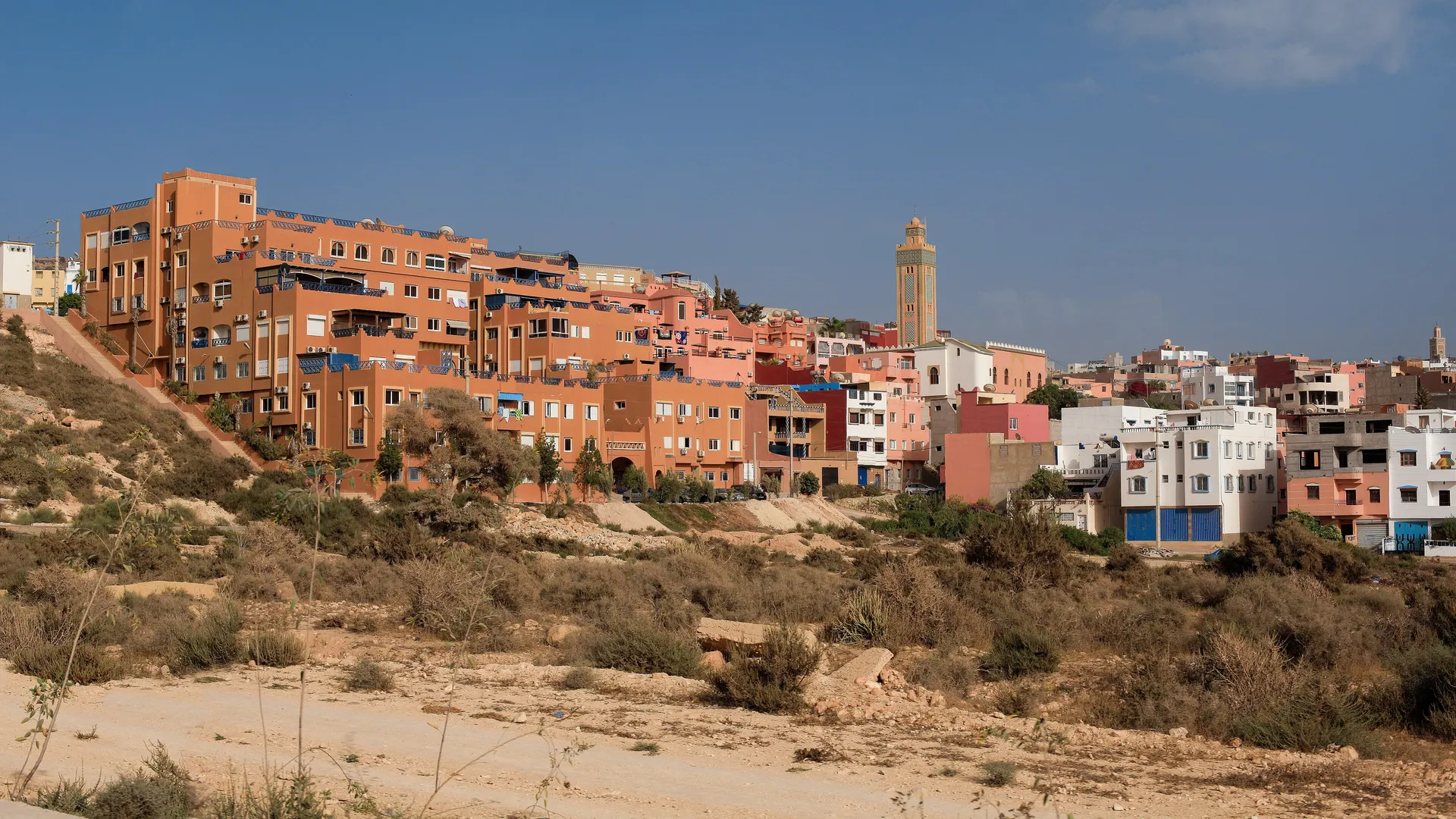 Le village de Tamraght — proche de Banana Beach, alternative aux points breaks rocheux quand Anchor Point sature
