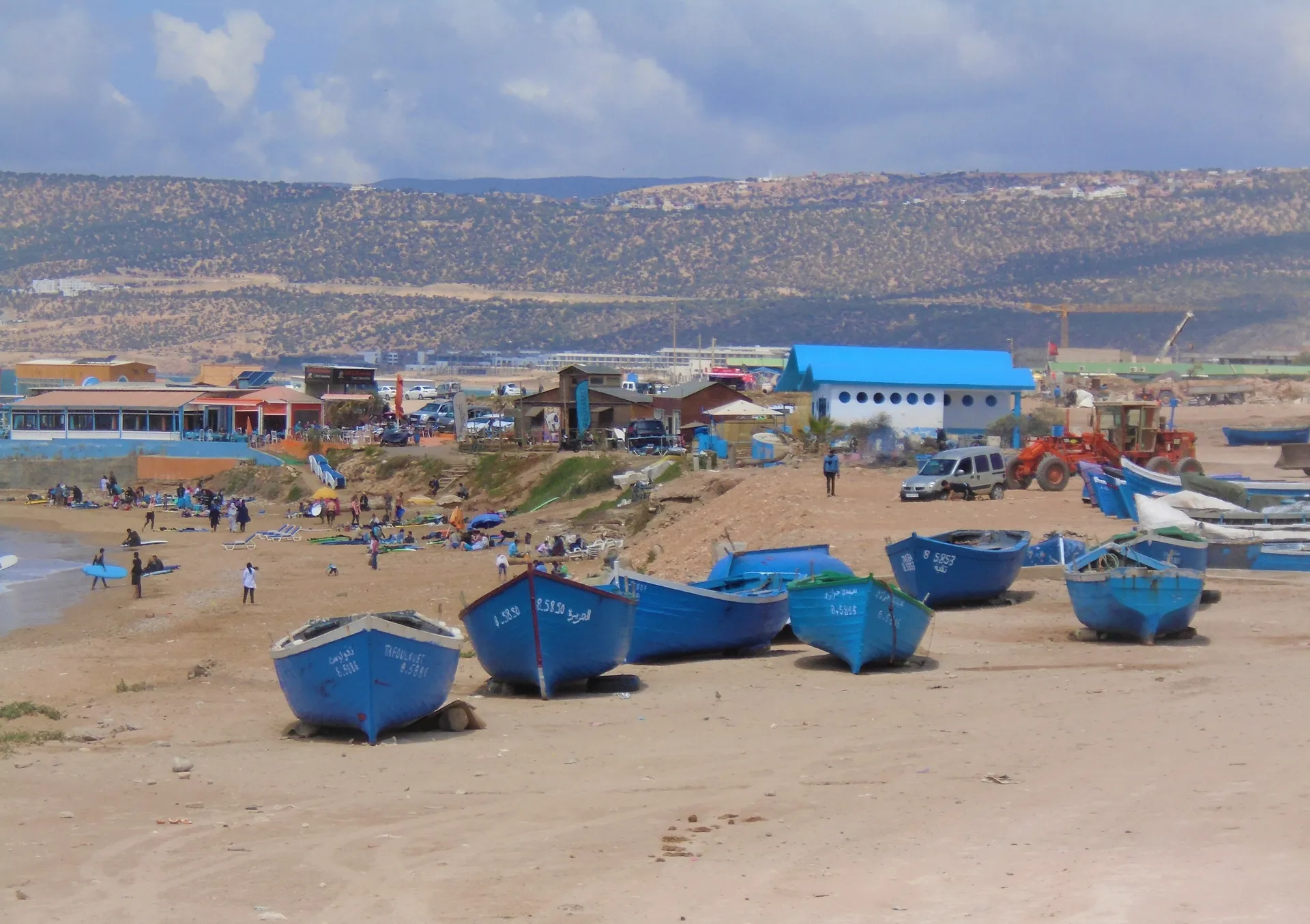 Barques de pêche bleues échouées sur le sable de la plage des Roches du Diable à Aourir, juste au sud de Tamraght