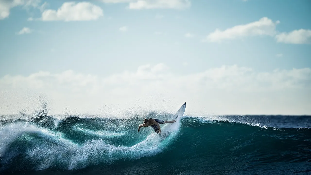 Point break droit de taille moyenne sur la côte atlantique — vague accessible avec mur lisible pour intermédiaires