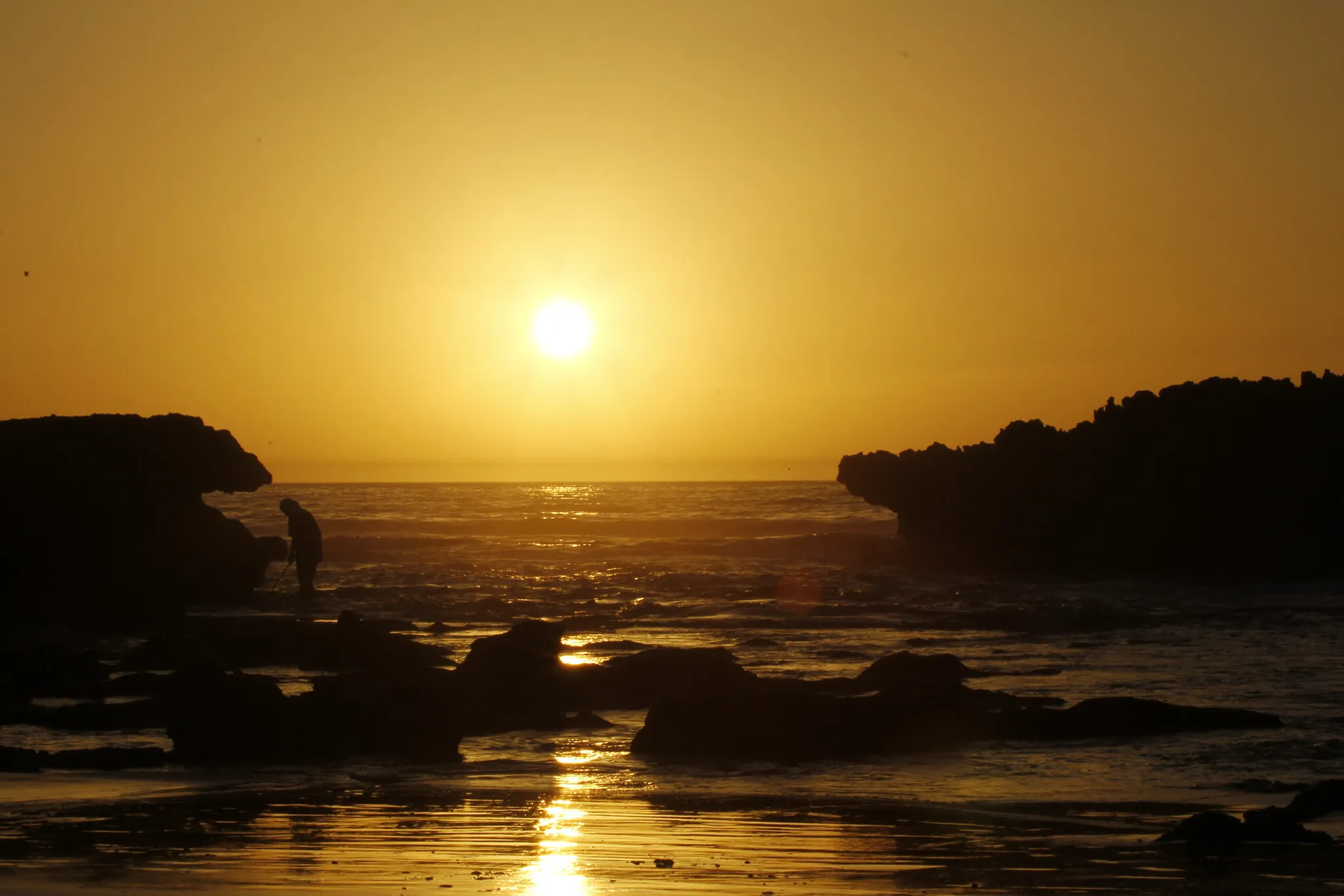 Surfer auf einer Welle in Anchor Point, Taghazout, Marokko