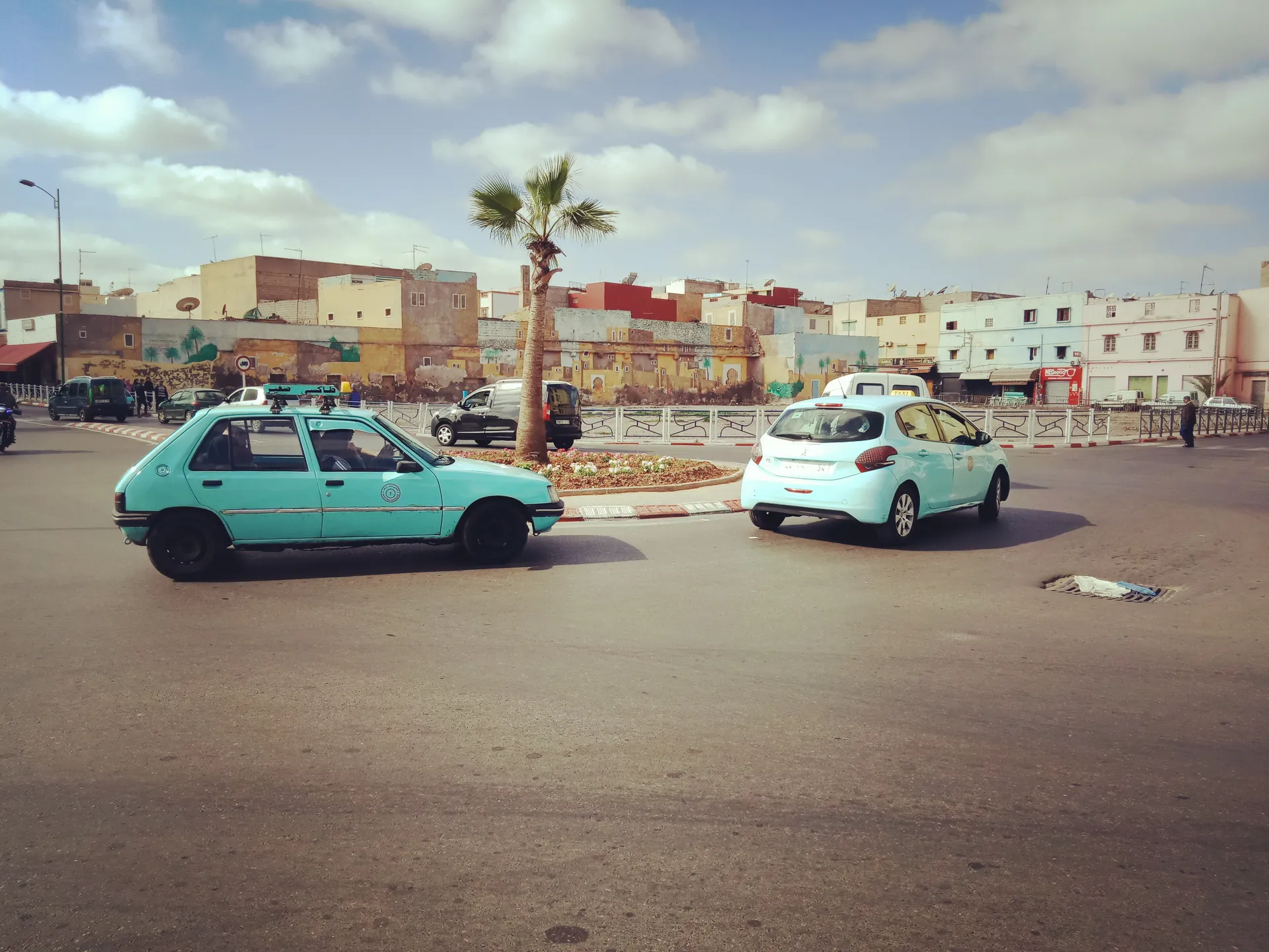 Petits taxis bleus typiques d'Agadir et de la région d'Inezgane — livrée locale différente du rouge de Casablanca ou du beige de Marrakech