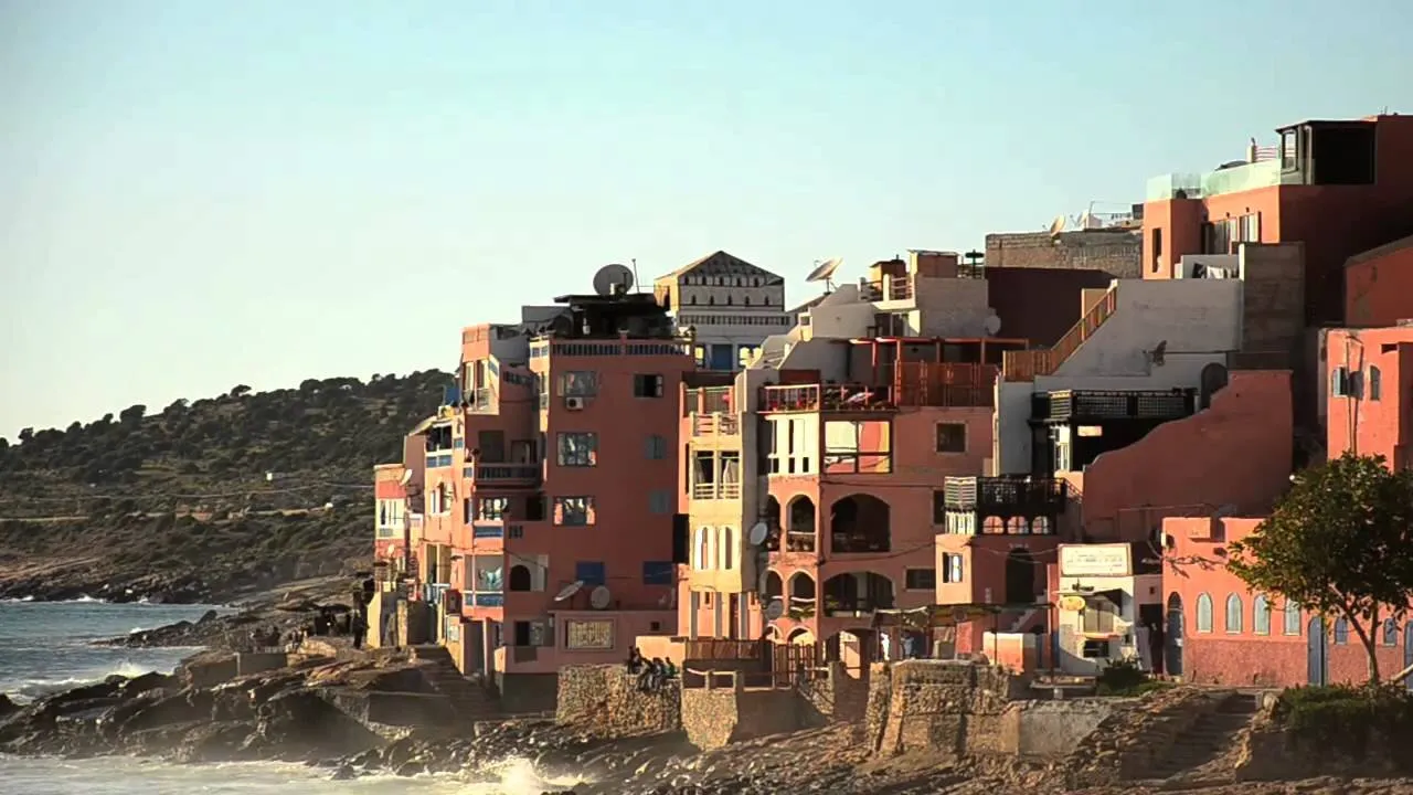 Vue sur le village de Taghazout depuis la corniche — proximité directe avec Hash Point et Anchor Point