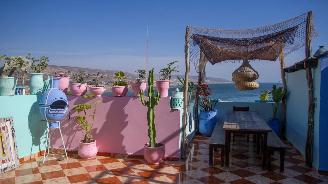 Café-terrasse en bord d'océan — pause healthy bowl pour les jours plats de la saison